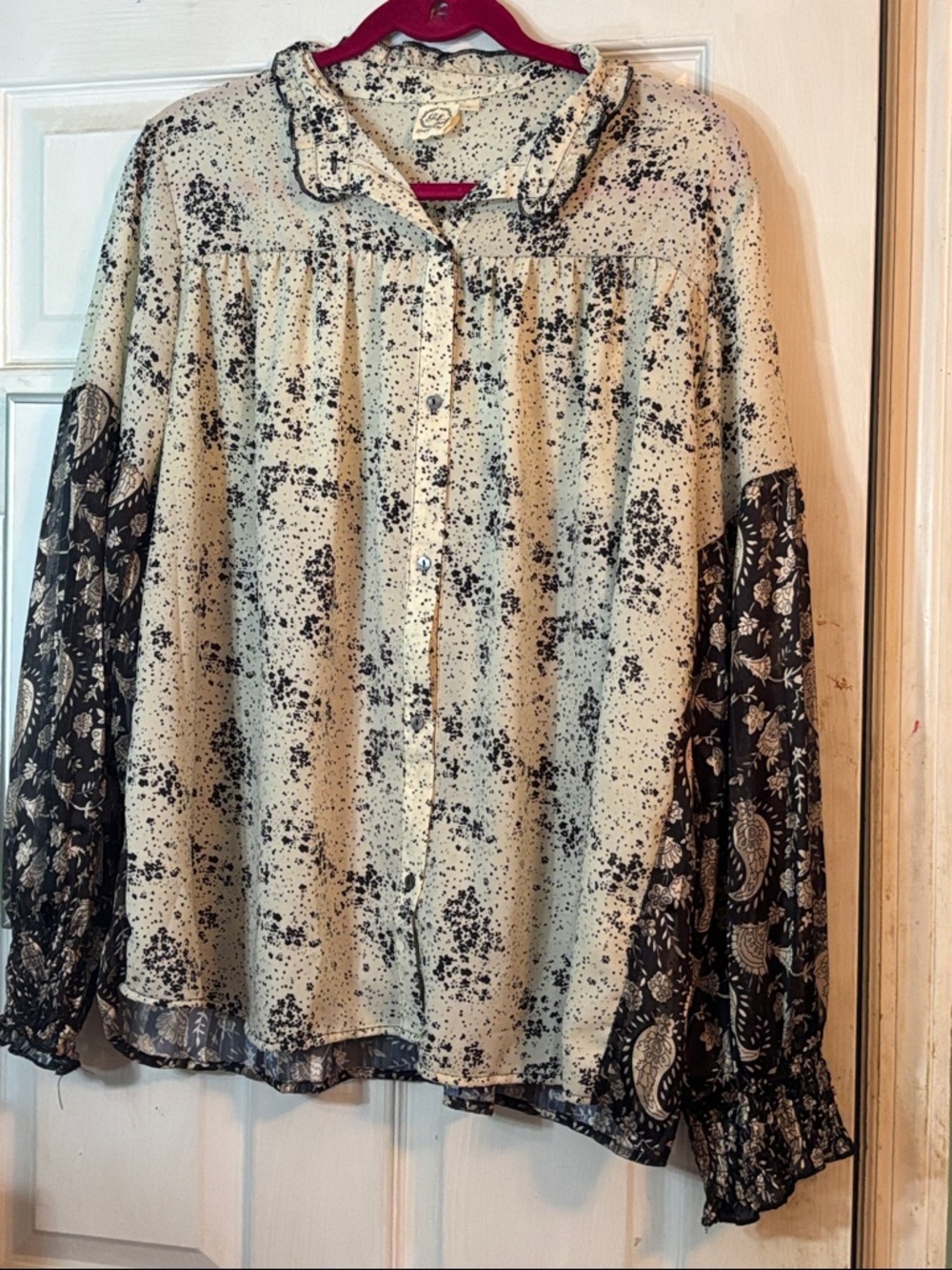 Grace + Emma Cream & Black Speckle Button Front Blouse with Paisley Sleeves L.